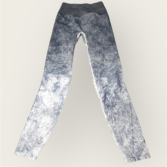 Lululemon Ebb To Train Tight Wash Leggings. Ombré Size 4. Retail- $118 Stretch - Picture 10 of 10